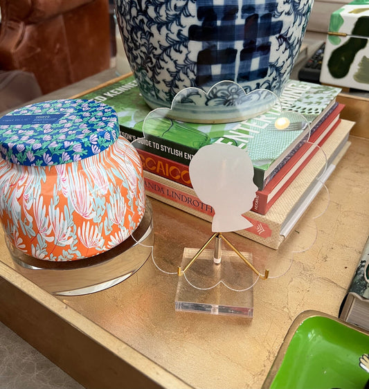 Hand drawn silhouette on round scalloped edge disk