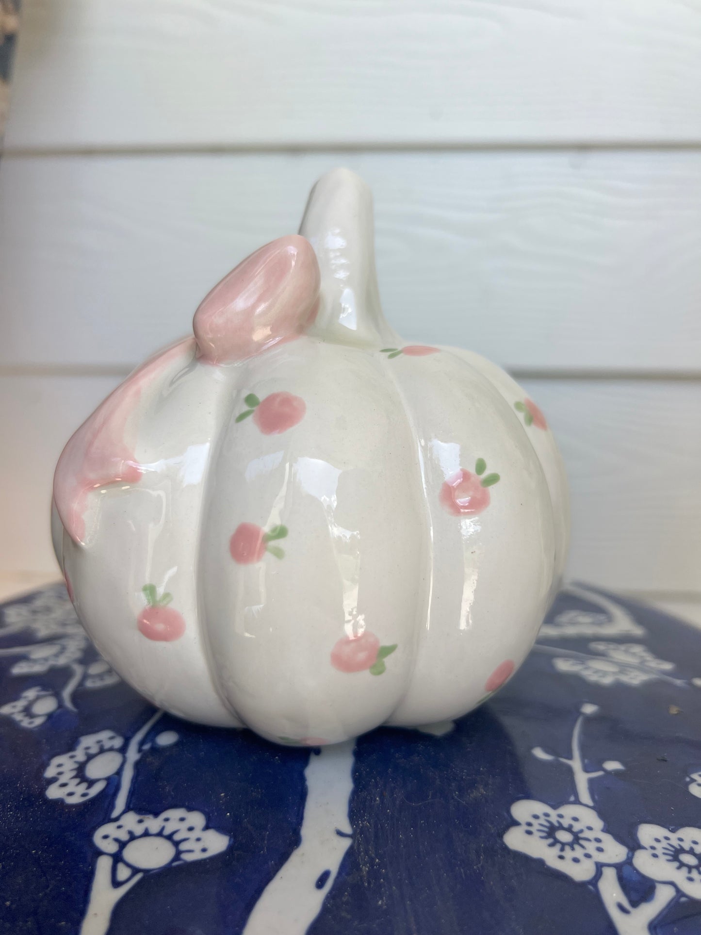 Ceramic Heirloom Pumpkin With Silhouette - Bow and Rosies