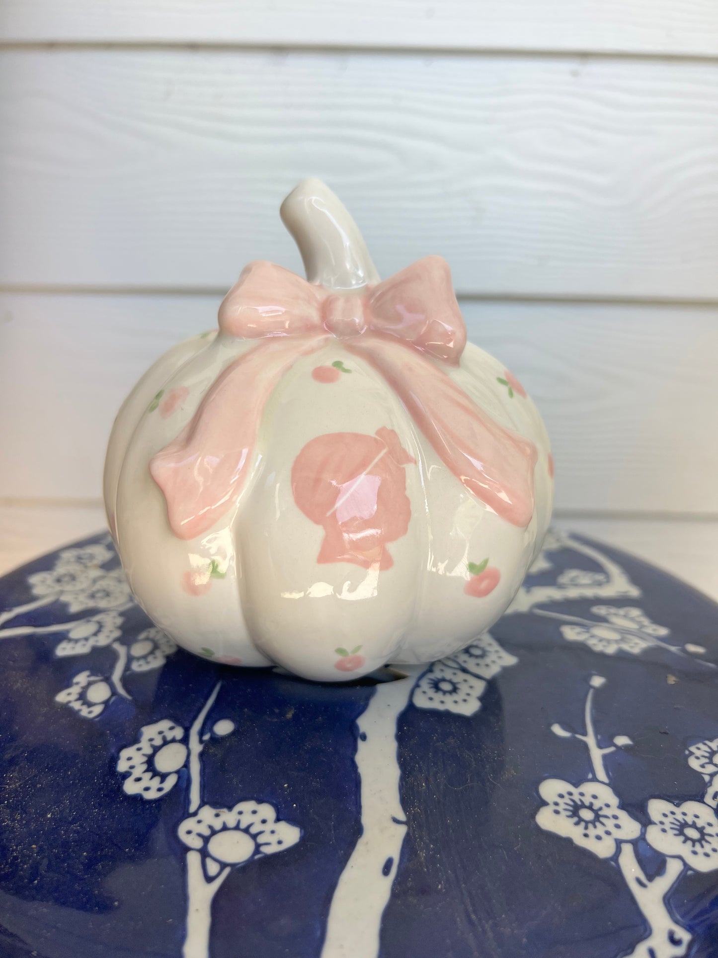 Ceramic Heirloom Pumpkin With Silhouette - Bow and Rosies
