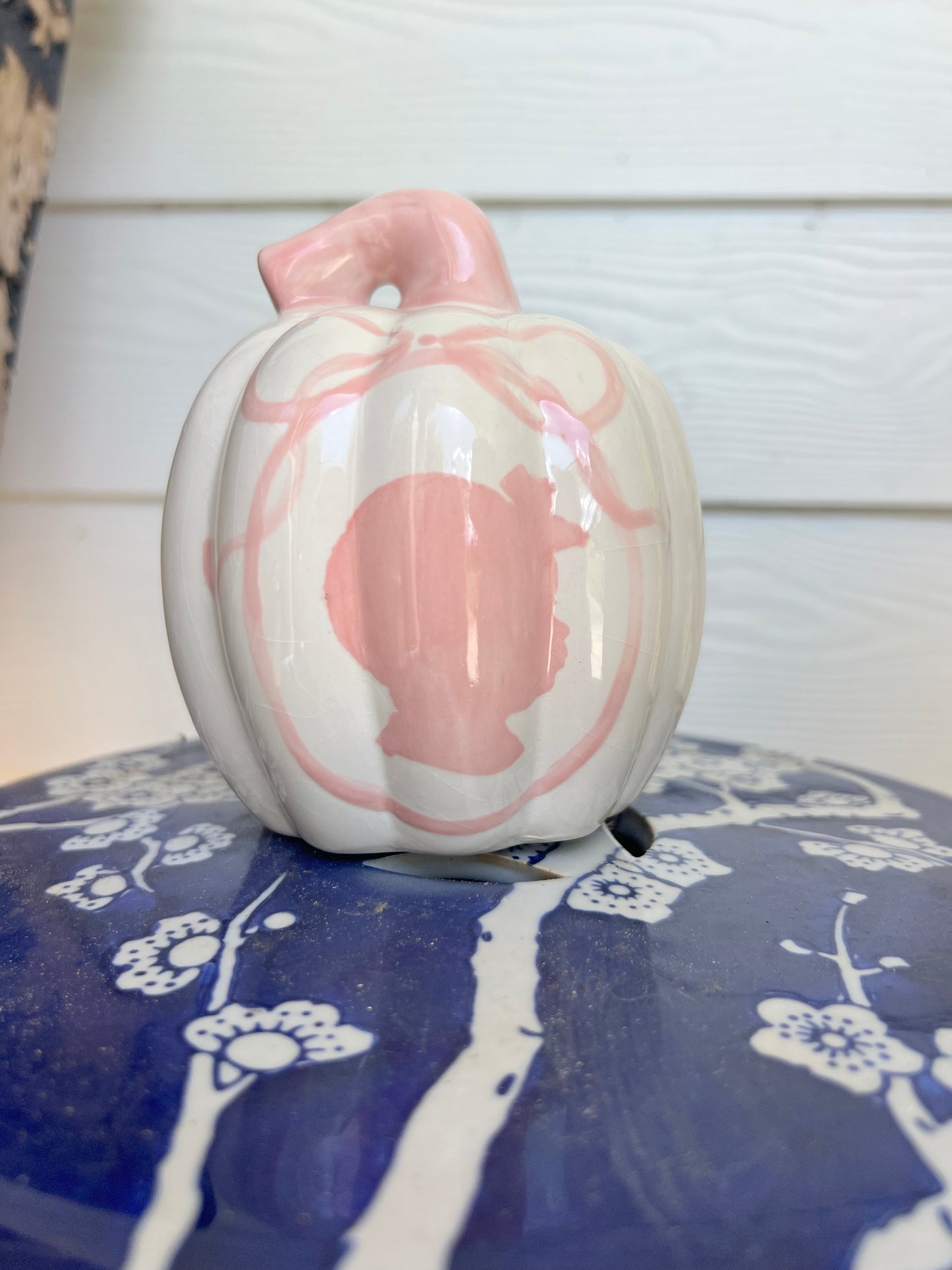 Ceramic Heirloom Pumpkin With Silhouette - Bow Frame