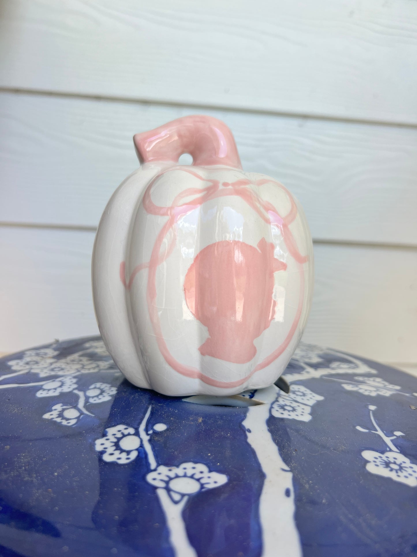 Ceramic Heirloom Pumpkin With Silhouette - Bow Frame