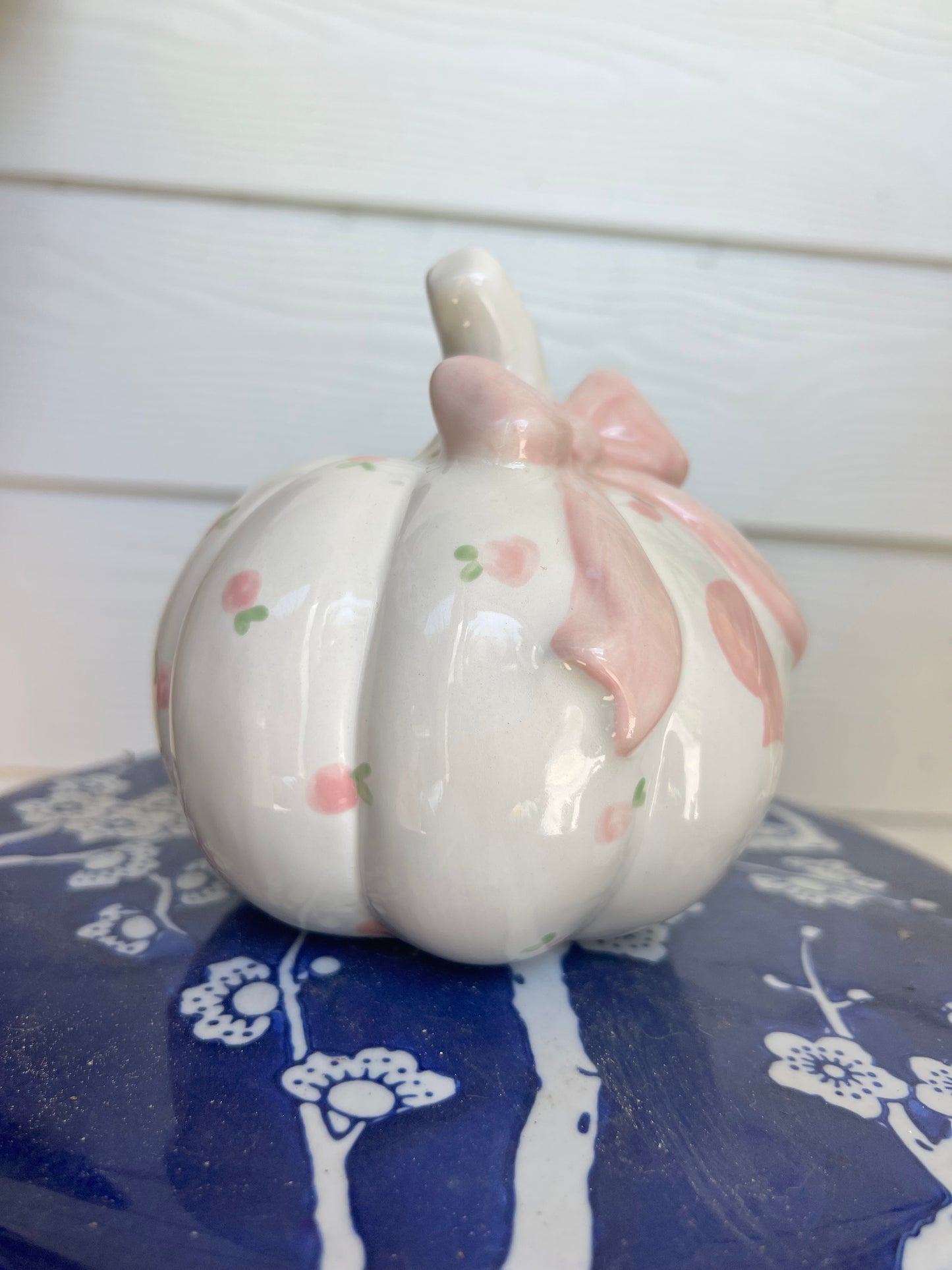 Ceramic Heirloom Pumpkin With Silhouette - Bow and Rosies